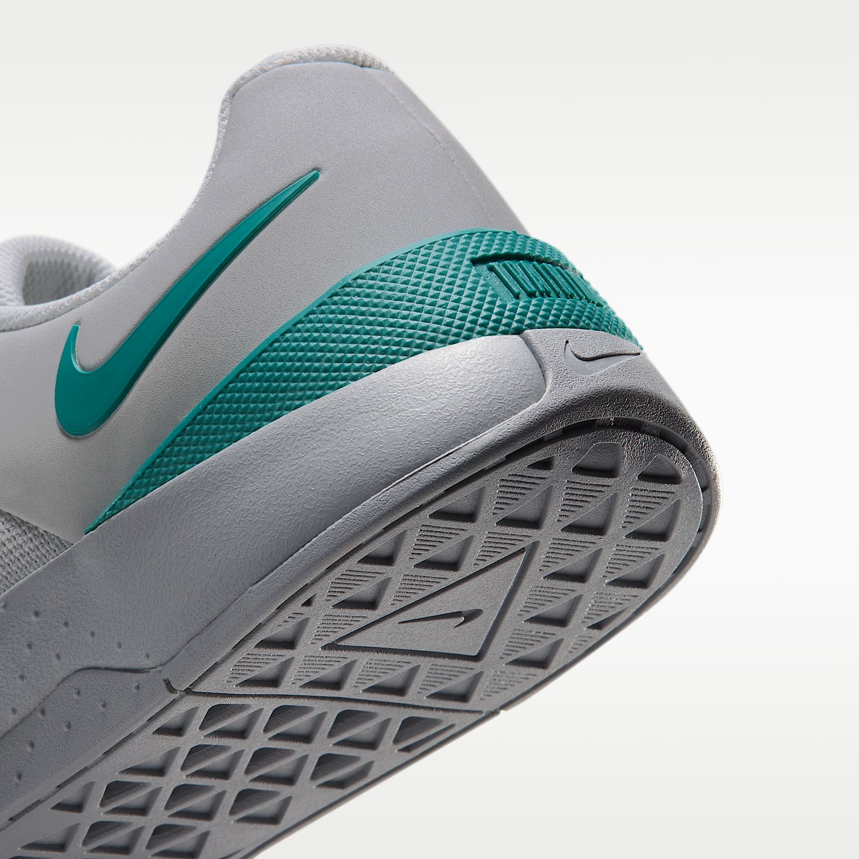 Nike MC Trainer 4 Trainingsschuh (Herren) – Grey Fog/Light Smoke Grey/Energy