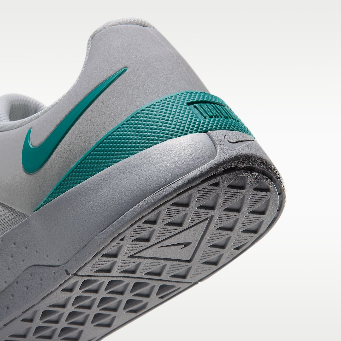 Nike MC Trainer 4 Trainingsschuh (Herren) – Grey Fog/Light Smoke Grey/Energy