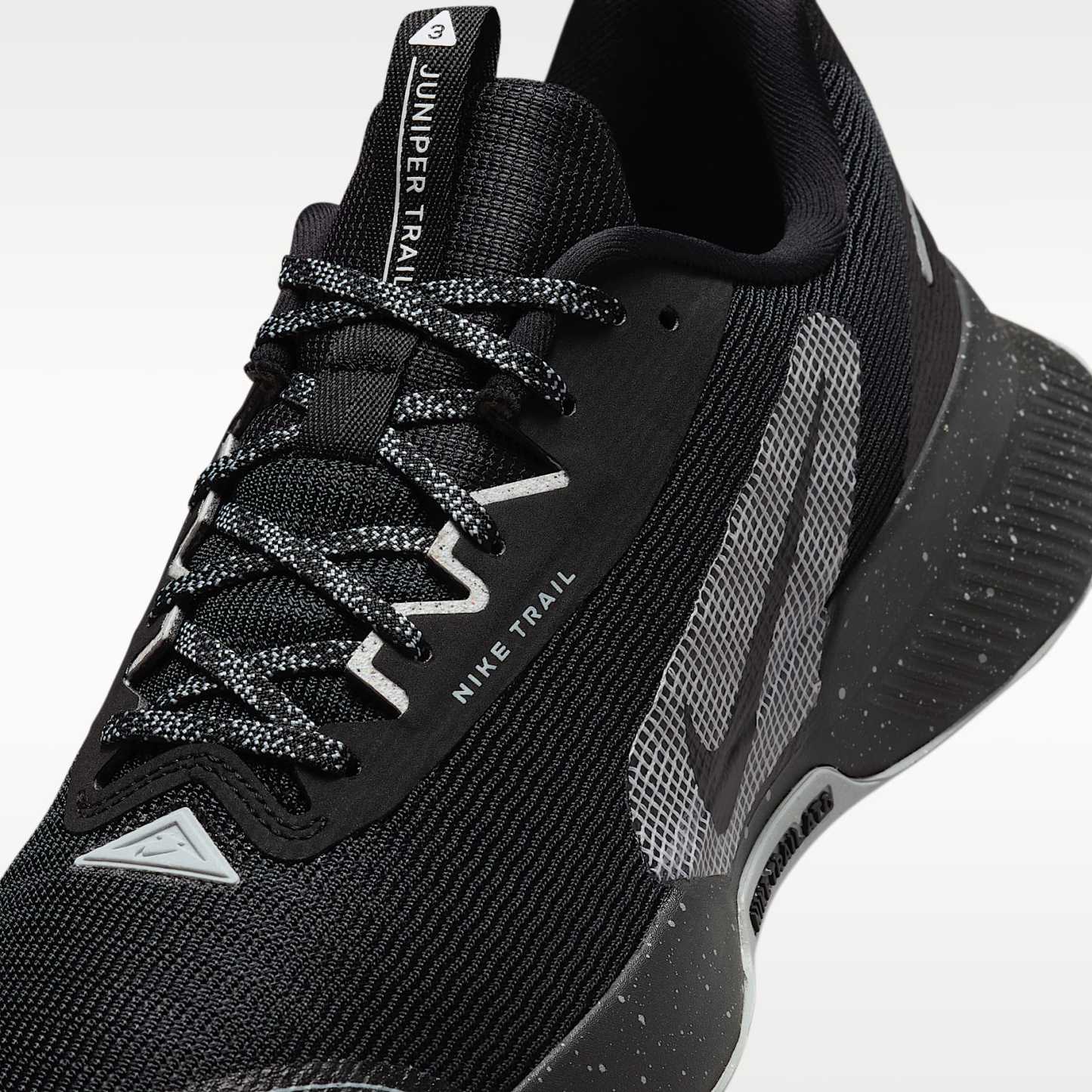 Nike Juniper Trail 3 Traillaufschuh (Herren) – Schwarz/Wolf Grey/Photon Dust/Schwarz