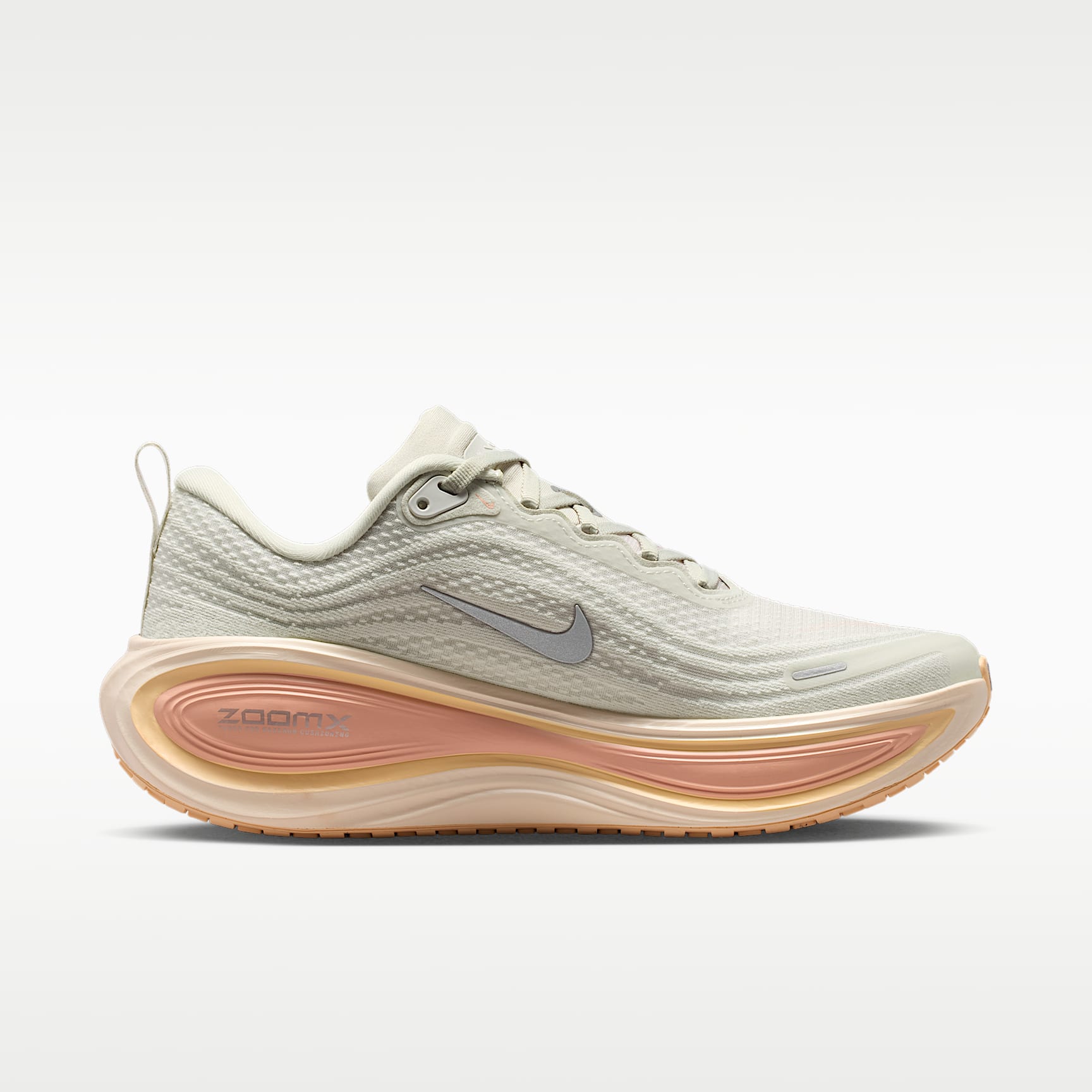 Nike Vomero Plus Straßenlaufschuh (Damen) – Light Bone/Arctic Orange/Ice Peach/Metallic Silver