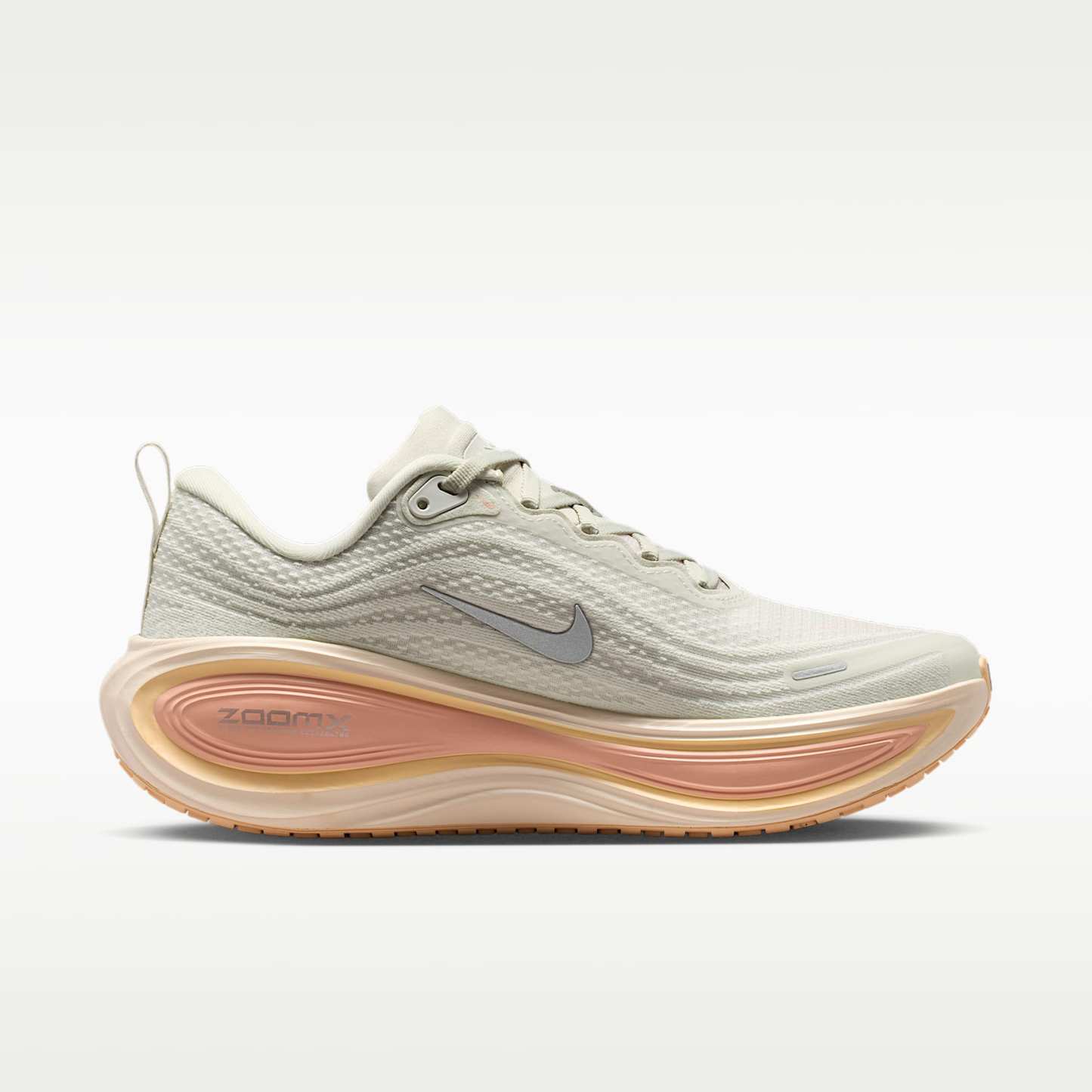 Nike Vomero Plus Straßenlaufschuh (Damen) – Light Bone/Arctic Orange/Ice Peach/Metallic Silver