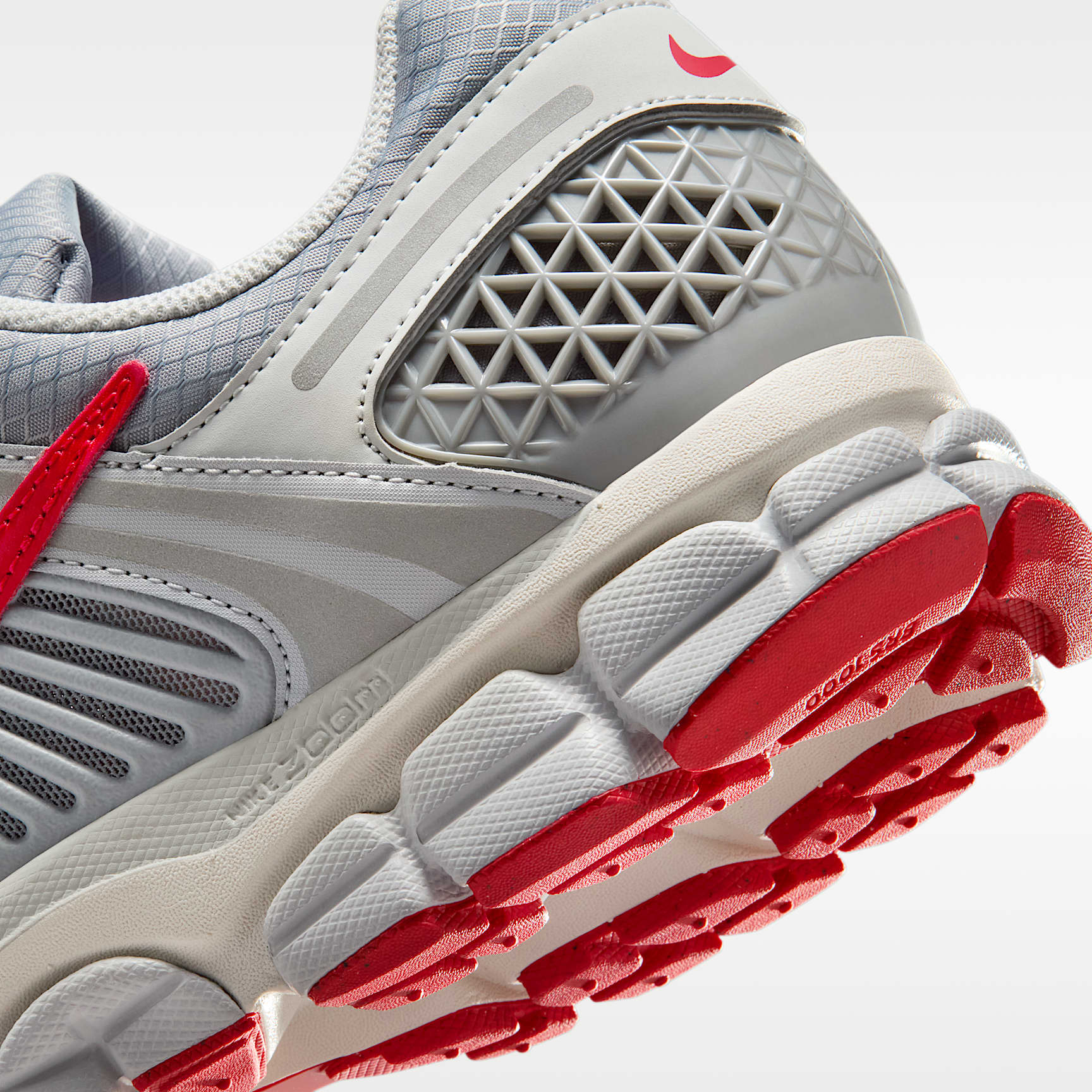 Nike Zoom Vomero 5 SE Herrenschuh – Grey Fog/Particle Grey/Phantom/University Red