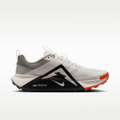 Nike Wildhorse 10 Traillaufschuh (Herren) – Summit White/Safety Orange/Phantom/Schwarz