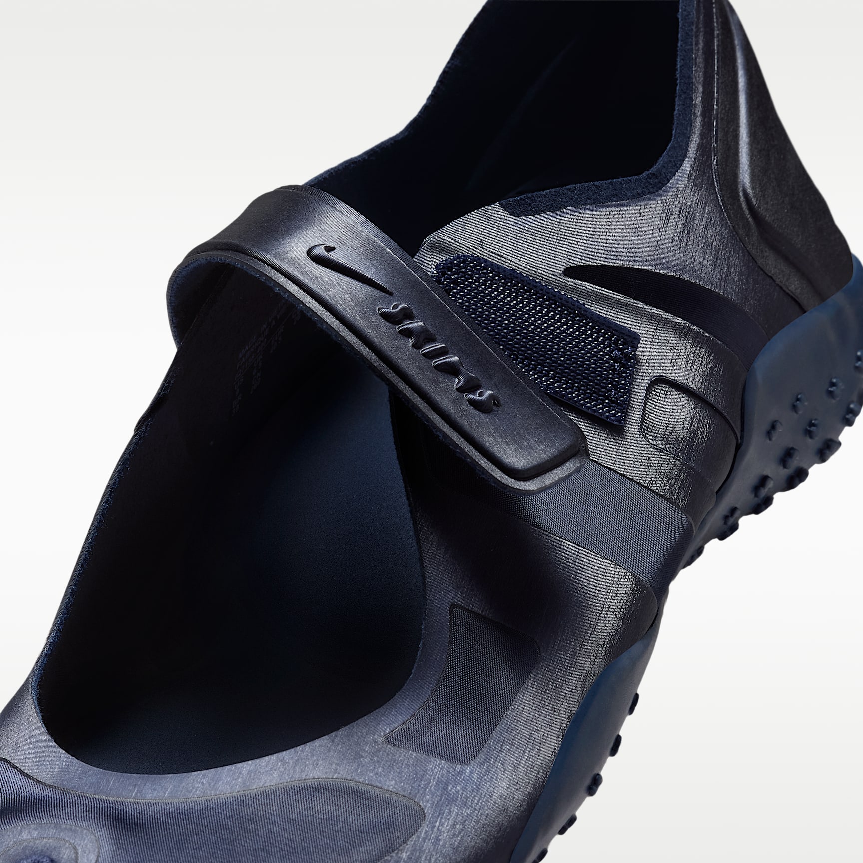 NikeSKIMS Rift Satin Schuh (Damen) – Marineblau/NSKM Obsidian/Obsidian
