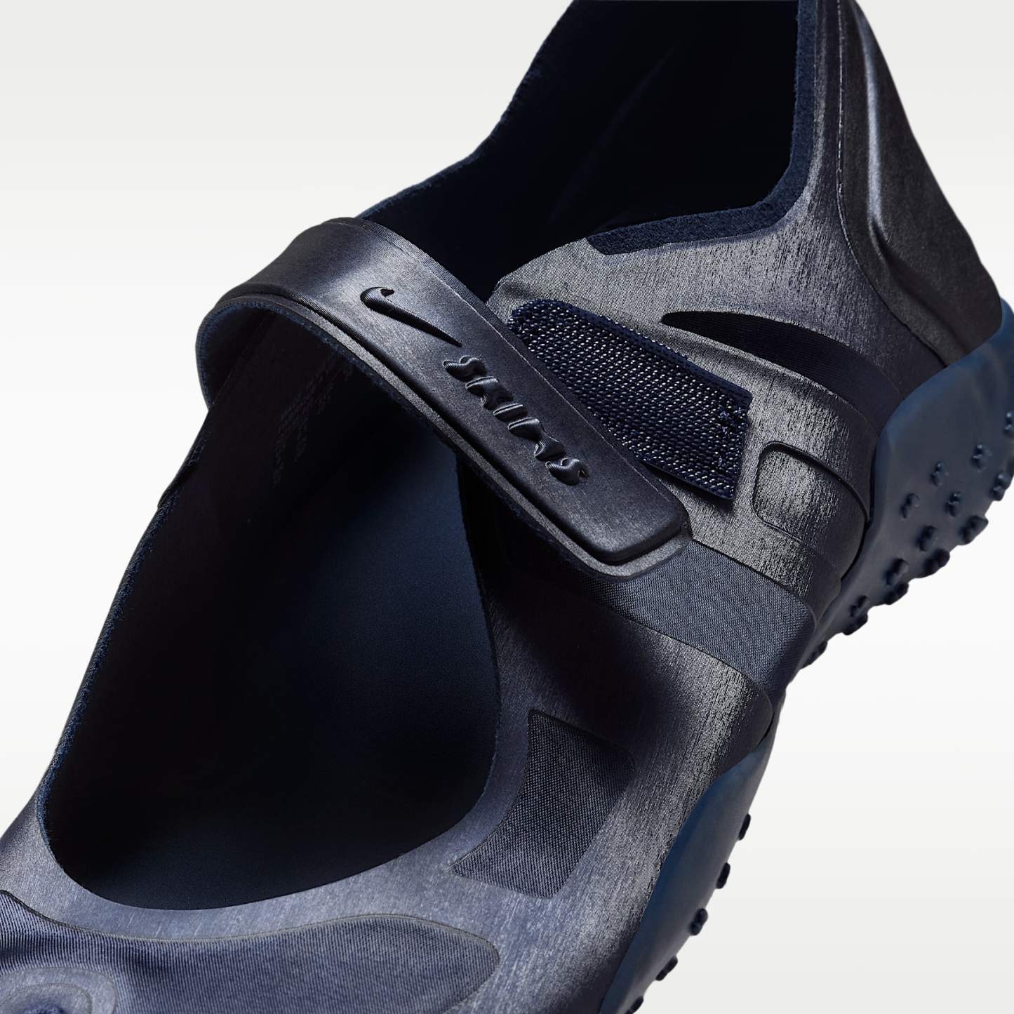 NikeSKIMS Rift Satin Schuh (Damen) – Marineblau/NSKM Obsidian/Obsidian