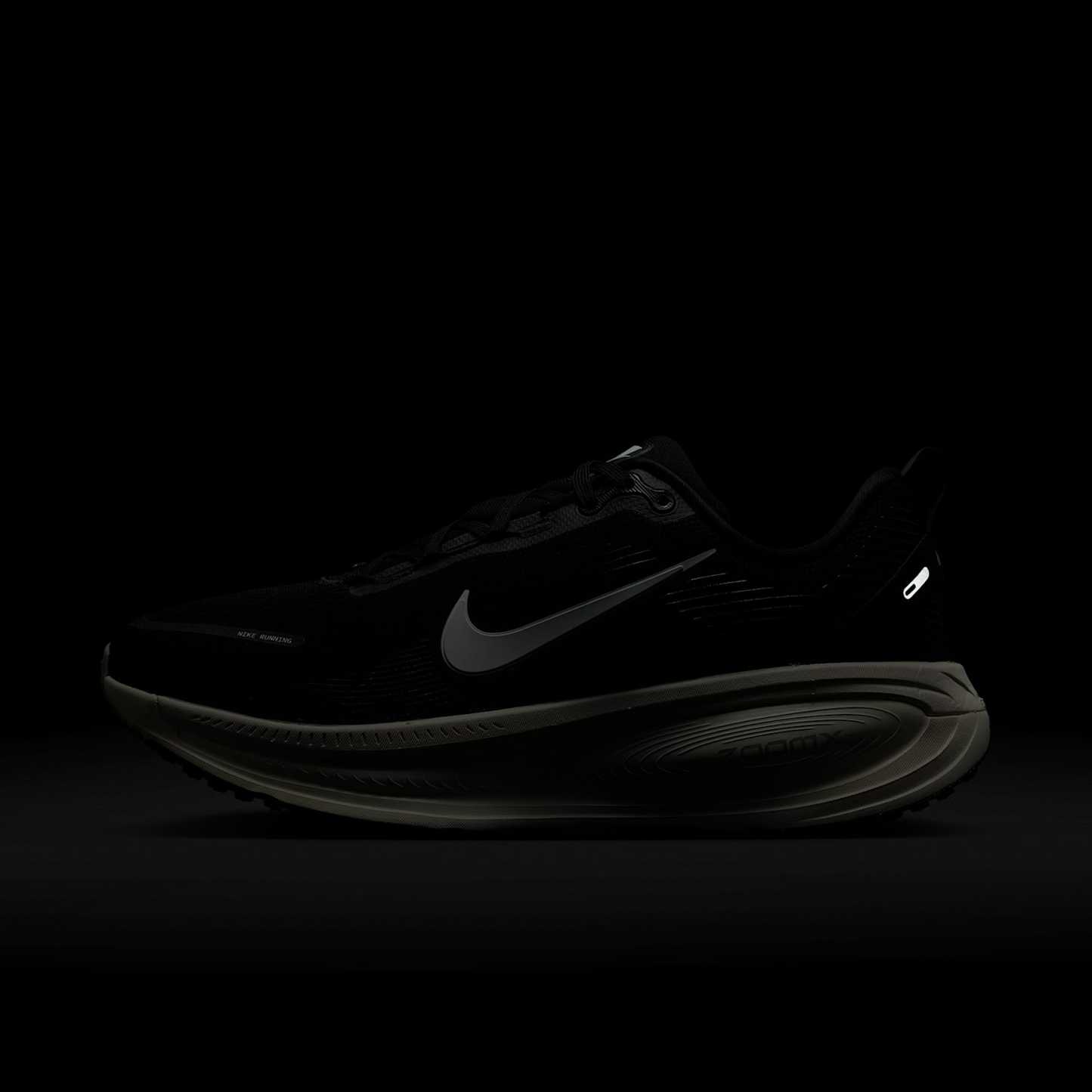 Nike Vomero 18 Herren-Laufschuh (weit) – Schwarz/Coconut Milk/Light Iron Ore/Summit White