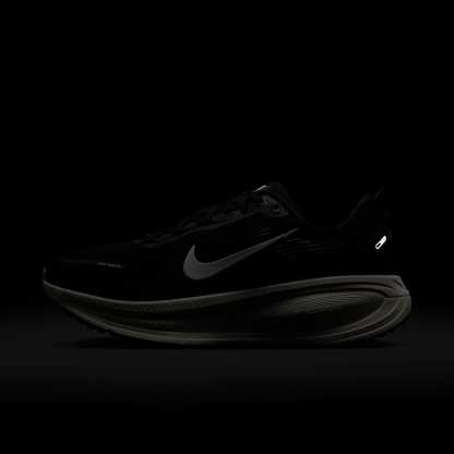 Nike Vomero 18 Herren-Laufschuh (weit) – Schwarz/Coconut Milk/Light Iron Ore/Summit White