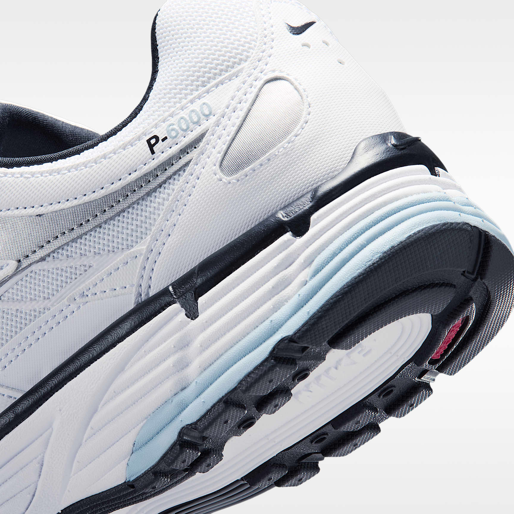 Nike P-6000 Schuh (Herren) – Weiß/Light Armory Blue/Metallic Silver/Schwarz