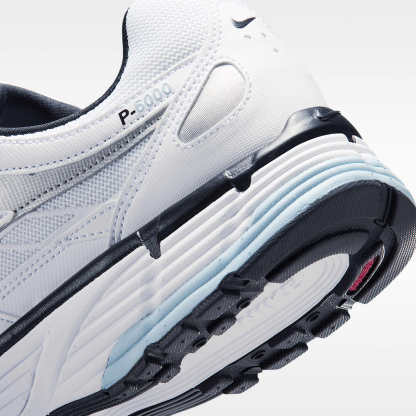 Nike P-6000 Schuh (Herren) – Weiß/Light Armory Blue/Metallic Silver/Schwarz