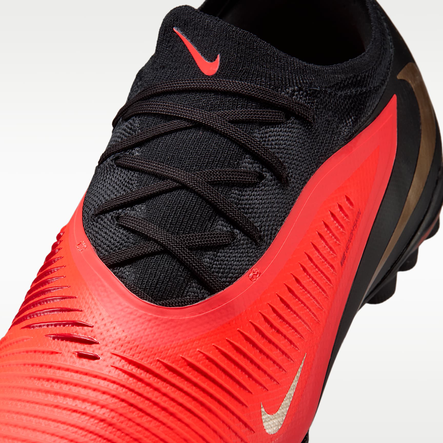 Nike Phantom 6 Low Pro Fußballschuh für Turf – Bright Crimson/Bright Crimson/Schwarz