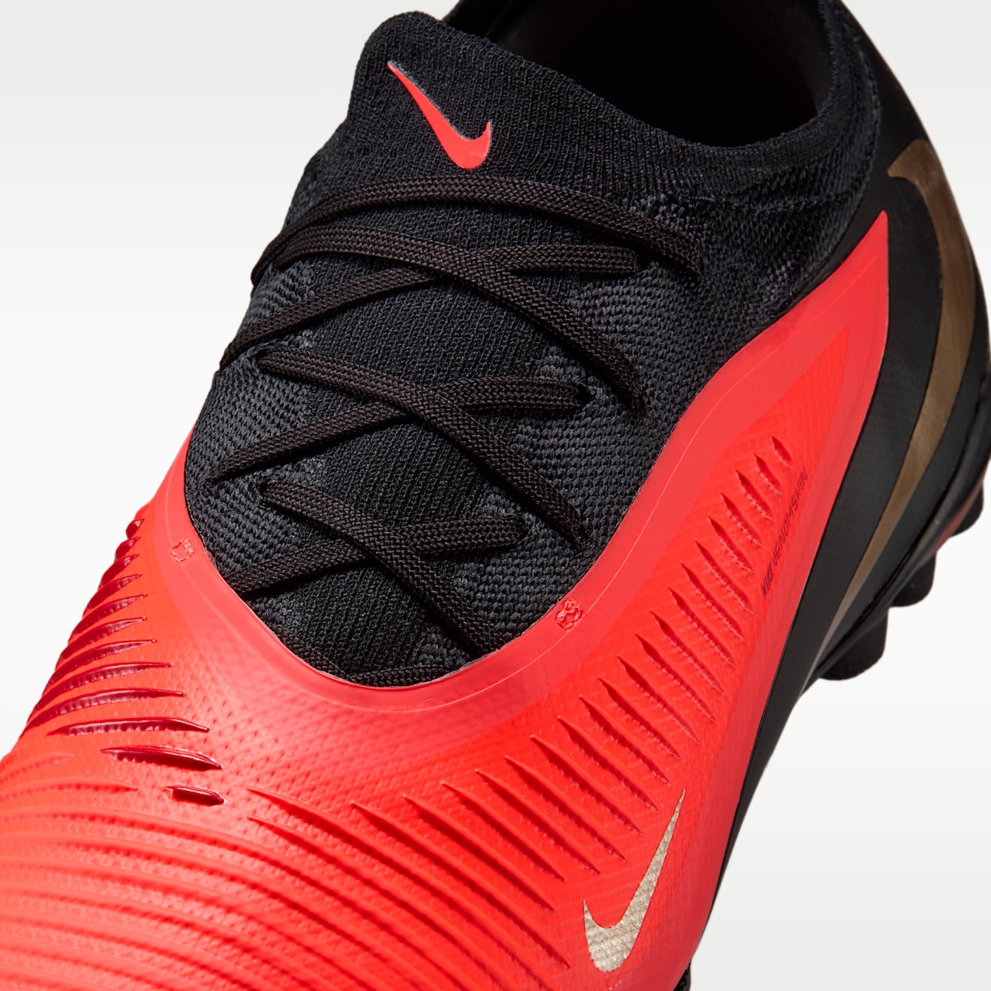 Nike Phantom 6 Low Pro Fußballschuh für Turf – Bright Crimson/Bright Crimson/Schwarz