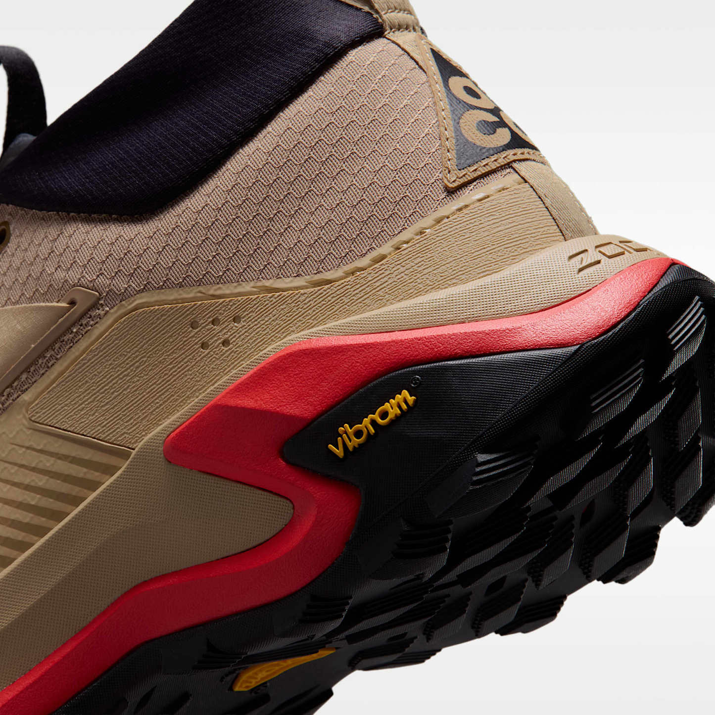 ACG Zegama Hike Wanderschuh (Herren) – British Khaki/Linen/Light Crimson/British Khaki