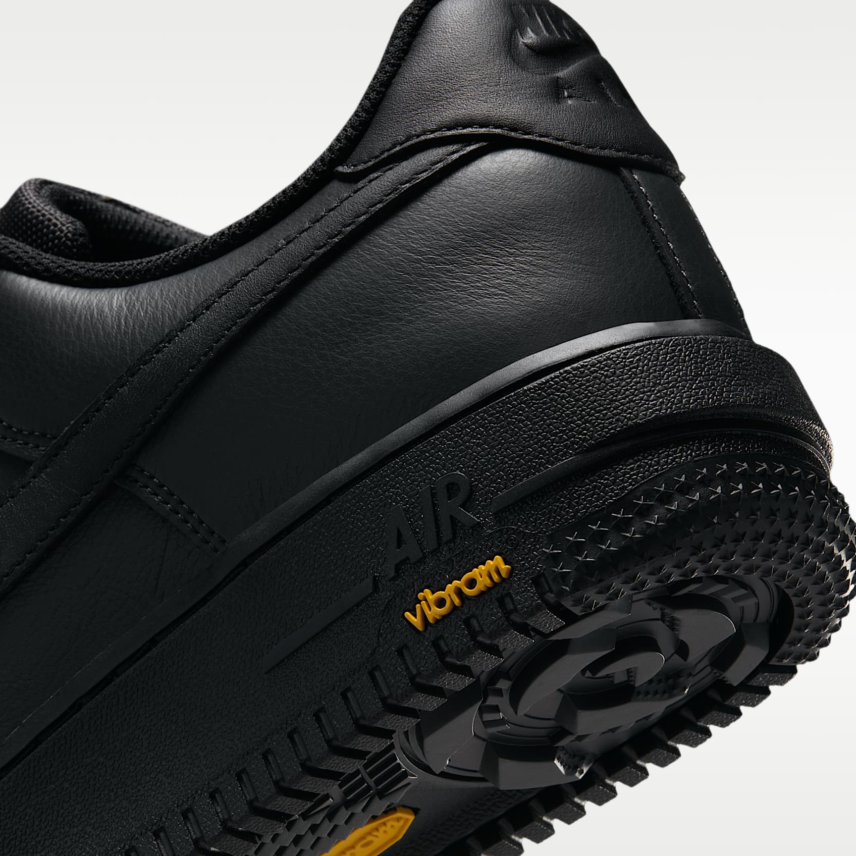 Air Force 1 GORE-TEX Vibram Schuh (Herren) – Off Noir/Speed Yellow/Schwarz