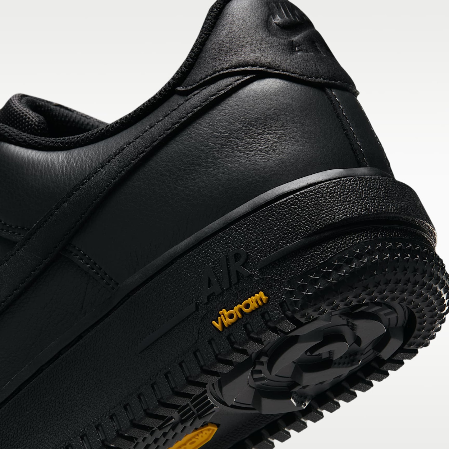 Air Force 1 GORE-TEX Vibram Schuh (Herren) – Off Noir/Speed Yellow/Schwarz