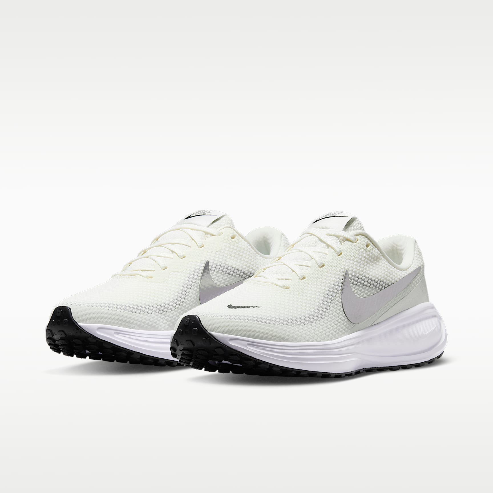 Nike Revolution 8 Straßenlaufschuh (Damen) – Sail/Weiß/Schwarz/Metallic Silver