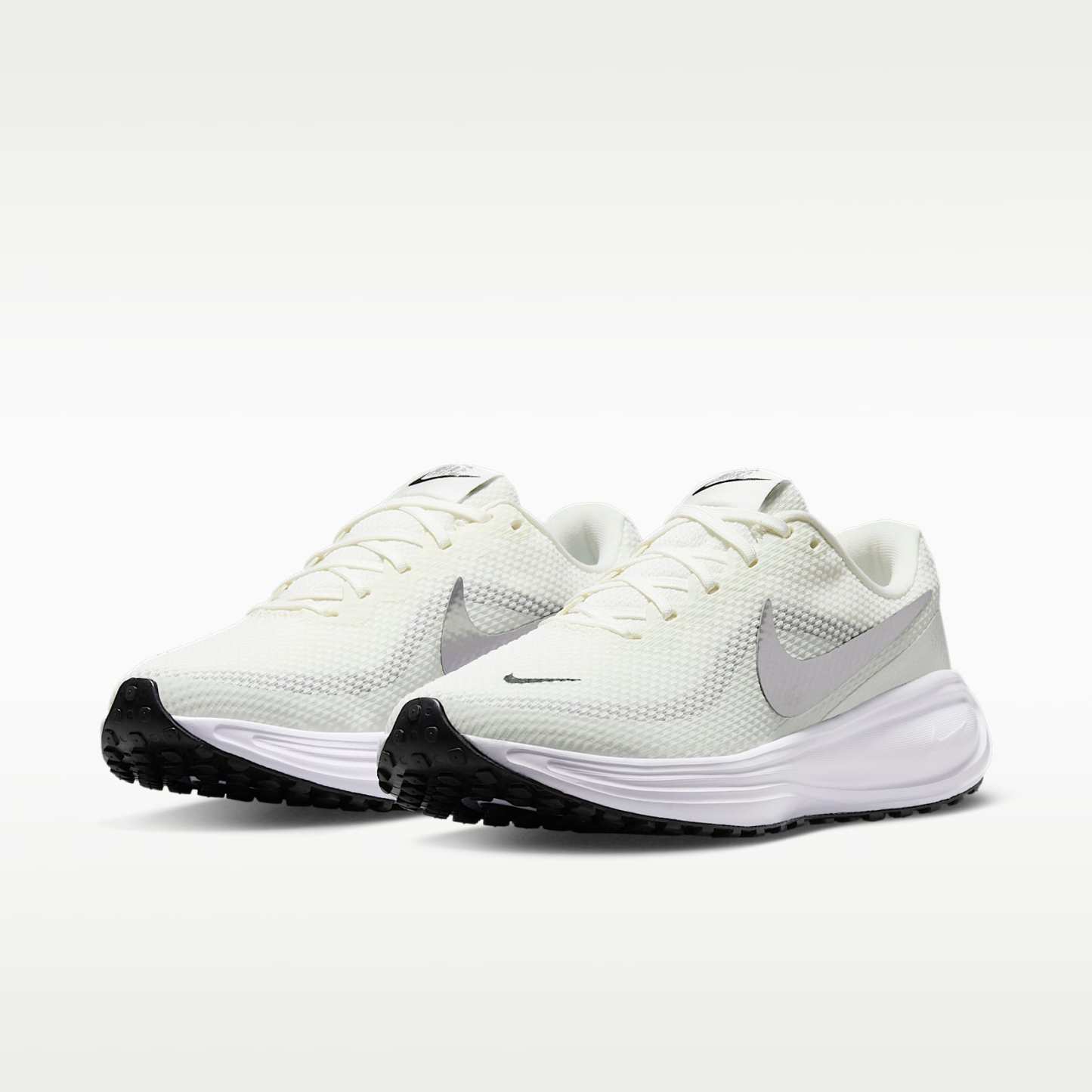 Nike Revolution 8 Straßenlaufschuh (Damen) – Sail/Weiß/Schwarz/Metallic Silver