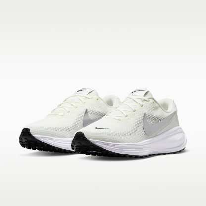 Nike Revolution 8 Straßenlaufschuh (Damen) – Sail/Weiß/Schwarz/Metallic Silver