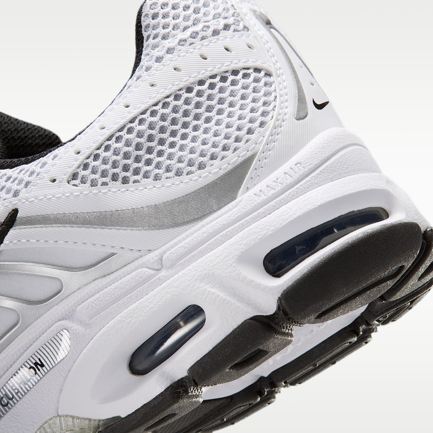 Nike Air Max Moto 2K Schuh (Herren) – Weiß/Schwarz/Wolf Grey/Metallic Silver