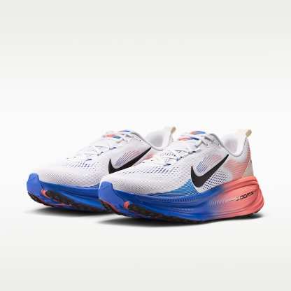 Nike Vomero 18 Straßenlaufschuh (Herren) – Weiß/Racer Blue/Atomic Pink/Schwarz