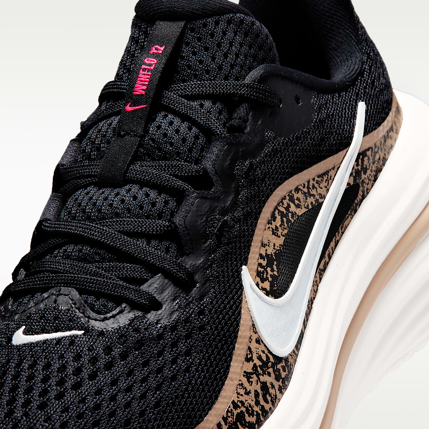 Nike Winflo 12 Straßenlaufschuh (Damen) – Schwarz/British Khaki/Fusion Red/Sail