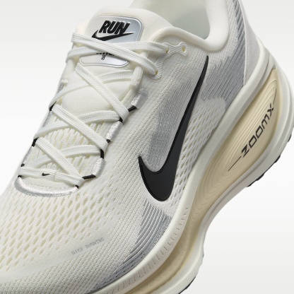 Nike Vomero 18 Straßenlaufschuh (Damen) – Summit White/Coconut Milk/Coconut Milk/Schwarz
