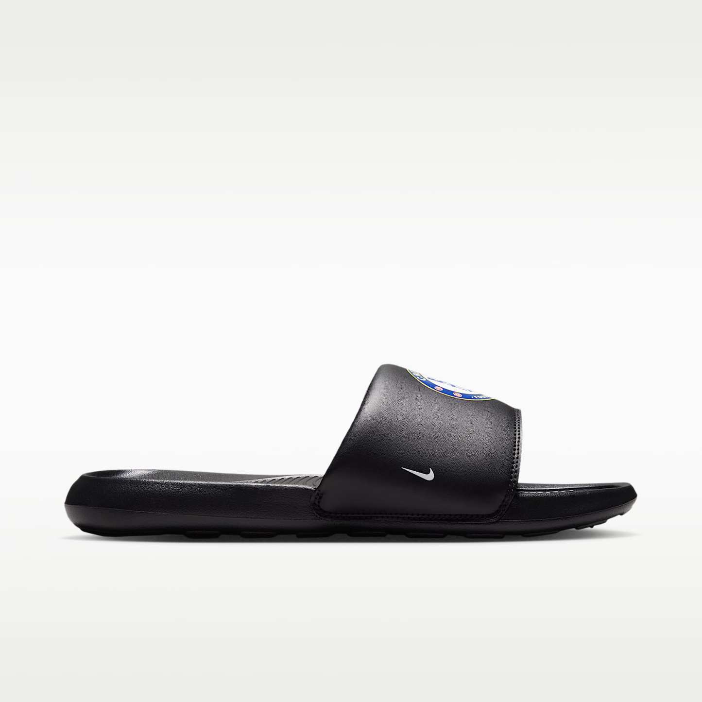 FC Chelsea Victori One Nike Slides (Herren) – Schwarz/Multi-Color/Weiß