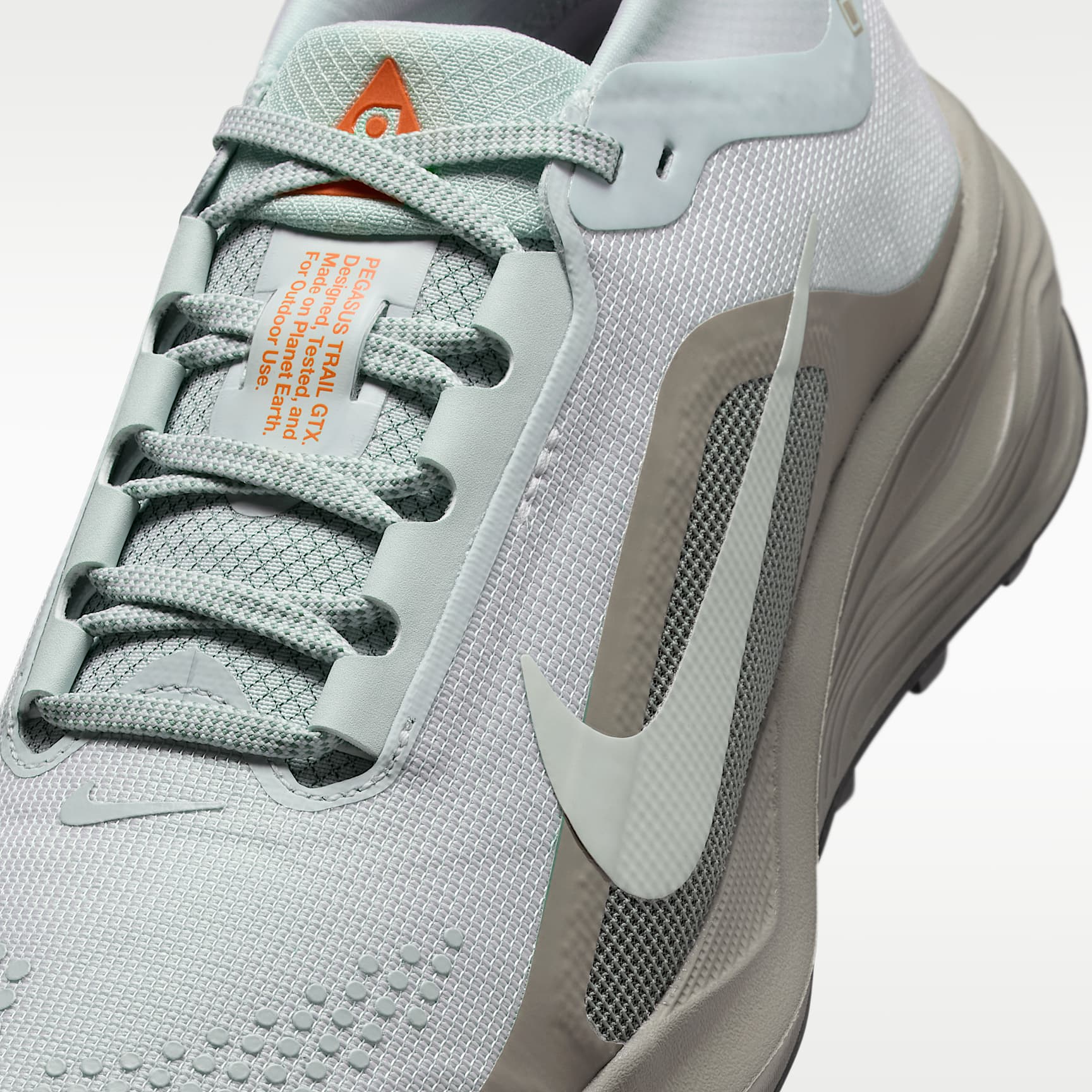 ACG Pegasus Trail GORE-TEX wasserfester Traillaufschuh (Damen) – Light Silver/Light Army/Safety Orange/Light Silver