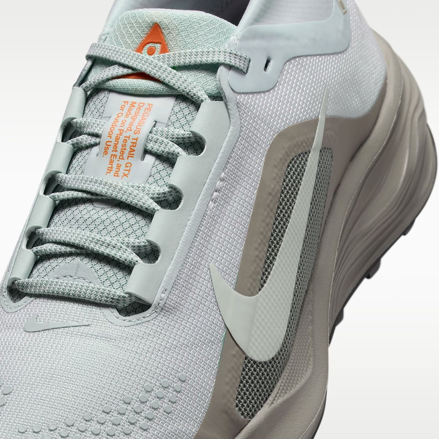 ACG Pegasus Trail GORE-TEX wasserfester Traillaufschuh (Damen) – Light Silver/Light Army/Safety Orange/Light Silver