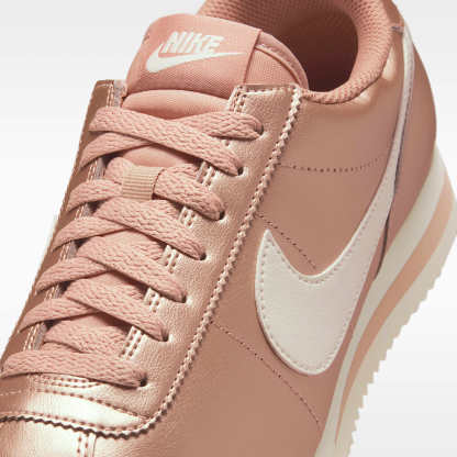 Nike Cortez Schuh (Damen) – Metallic Red Bronze/Rose Whisper/Sail