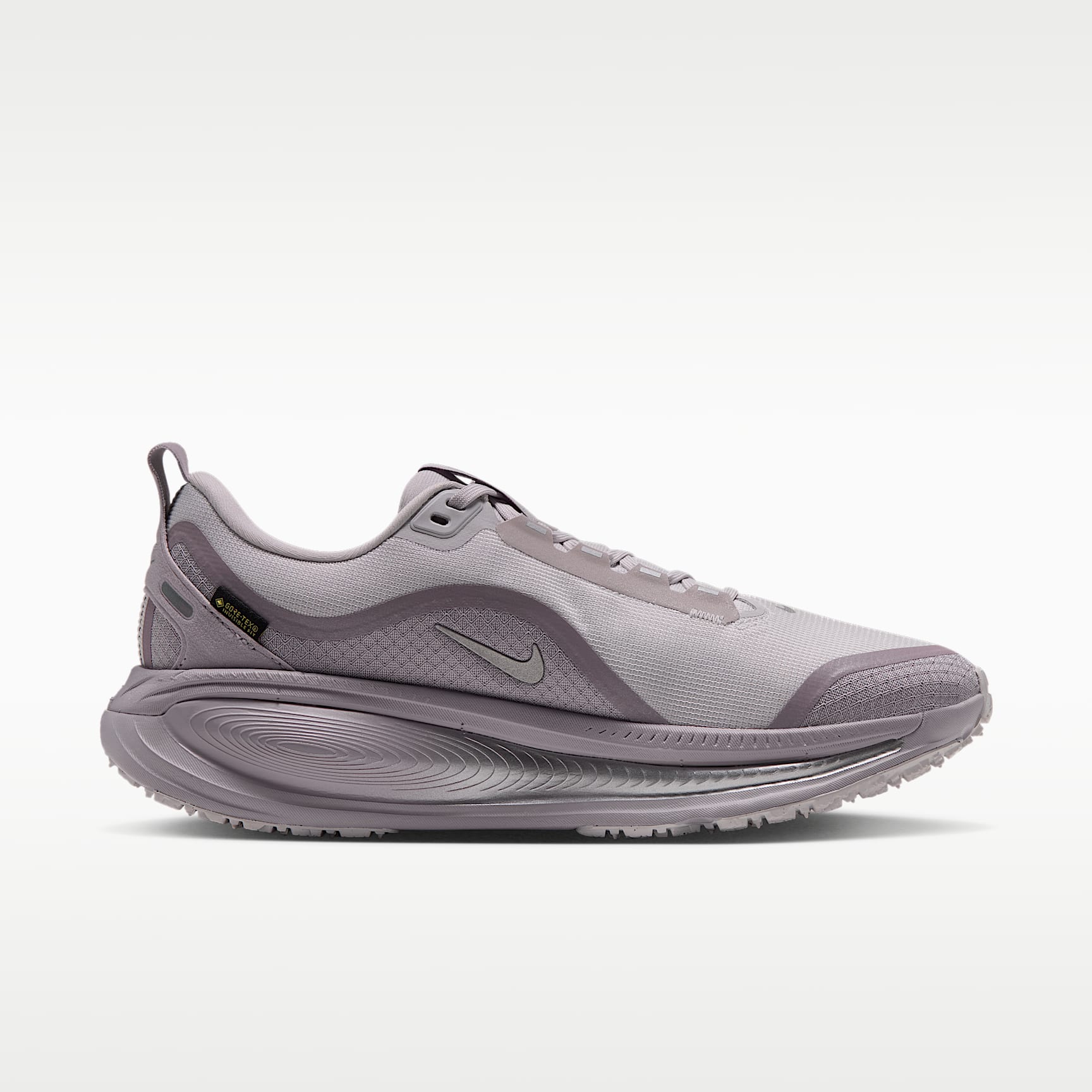 Nike Vomero 18 GORE-TEX Wasserdichter Straßenlaufschuh mit reflektierenden Designakzenten (Damen) – Vast Grey/Silver Lilac/Metallic Silver