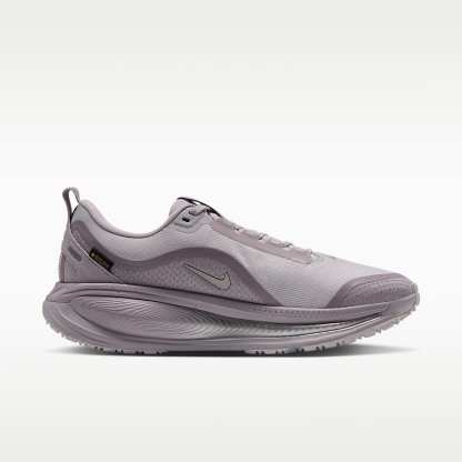 Nike Vomero 18 GORE-TEX Wasserdichter Straßenlaufschuh mit reflektierenden Designakzenten (Damen) – Vast Grey/Silver Lilac/Metallic Silver