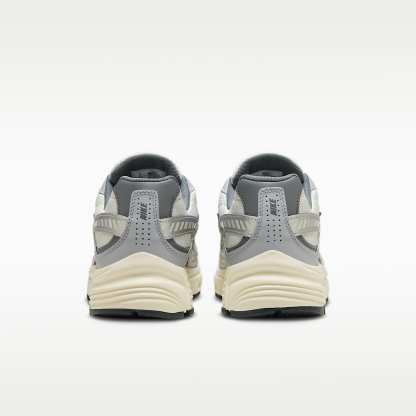Nike Initiator Herren-Laufschuh – Light Bone/Coconut Milk/Metallic Silver/Smoke Grey