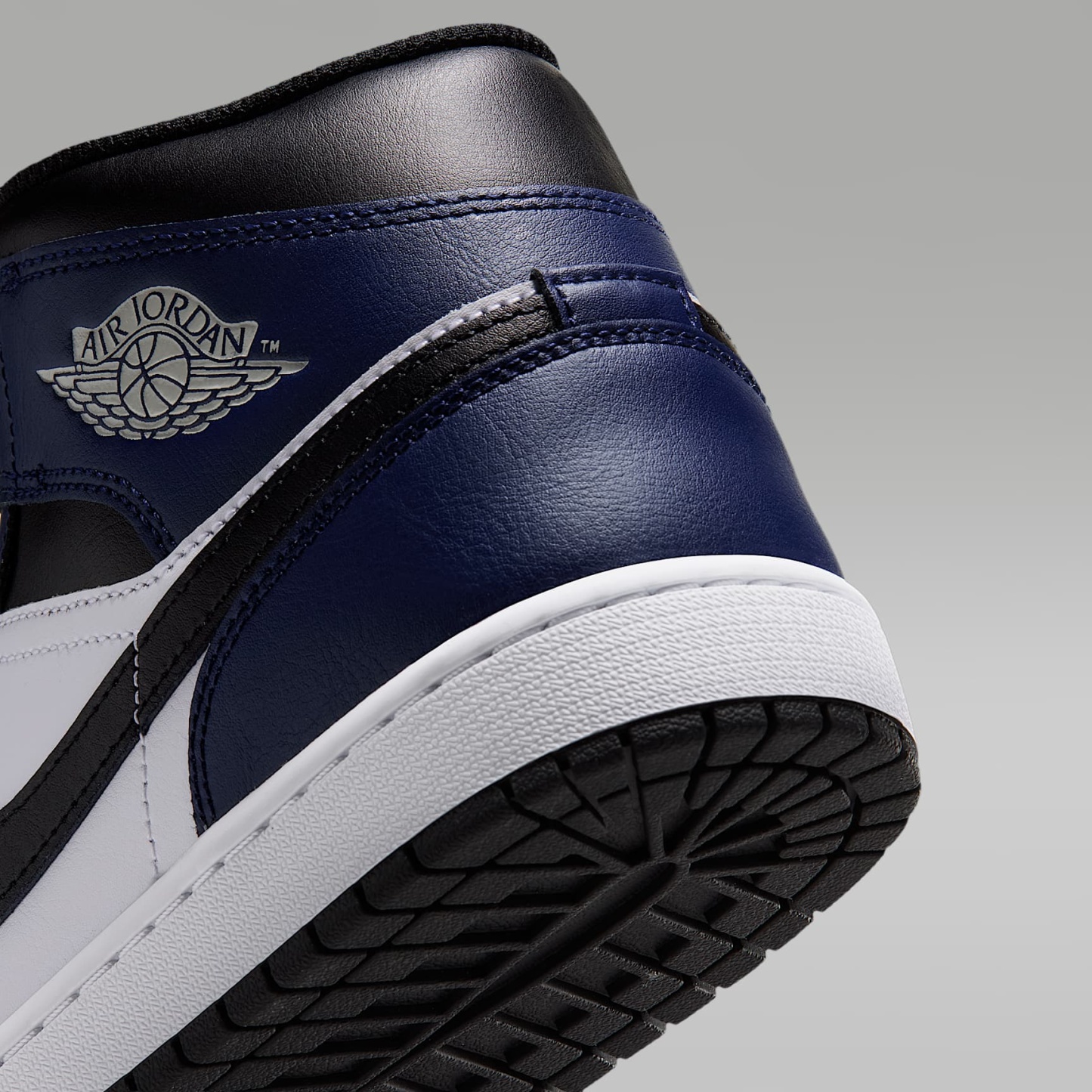 Air Jordan 1 Mid Herrenschuh – Weiß/College Navy/Weiß/Tech Grey