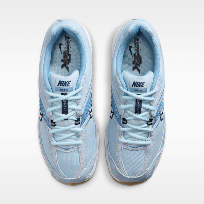 Nike Air Max Moto 2K Schuh (Herren) – Light Armory Blue/Work Blue/Gum Light Brown/Weiß