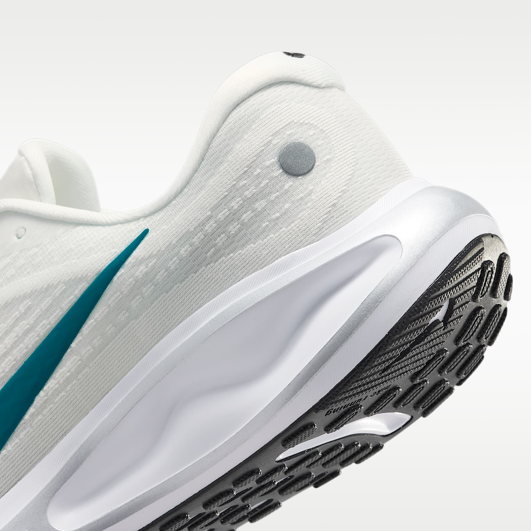 Nike Journey Run Straßenlaufschuh (Herren) – Summit White/Schwarz/Metallic Silver/Bright Spruce