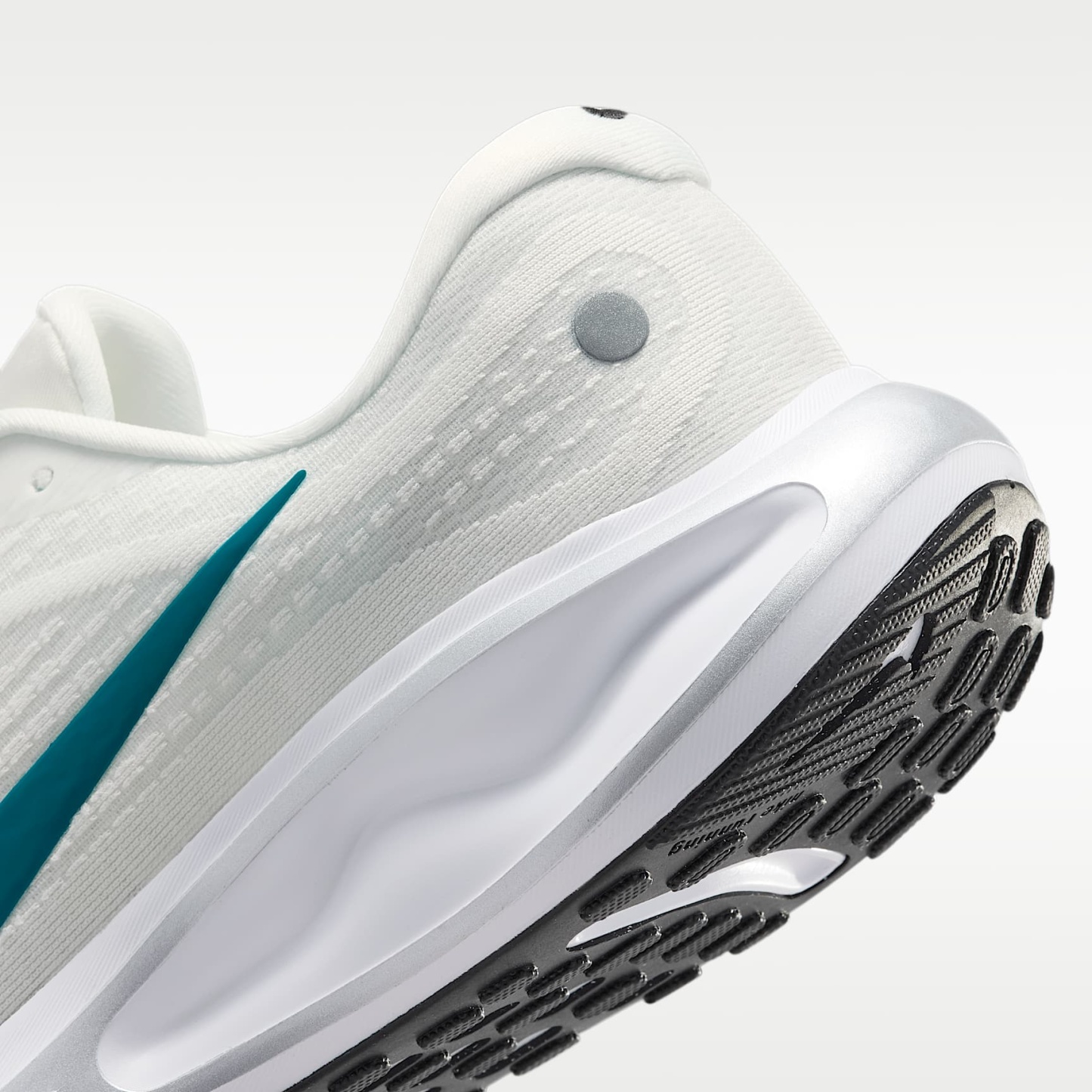 Nike Journey Run Straßenlaufschuh (Herren) – Summit White/Schwarz/Metallic Silver/Bright Spruce
