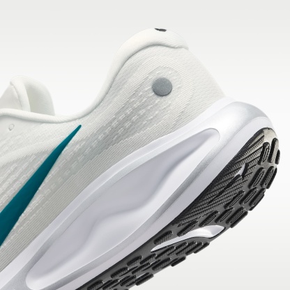 Nike Journey Run Straßenlaufschuh (Herren) – Summit White/Schwarz/Metallic Silver/Bright Spruce