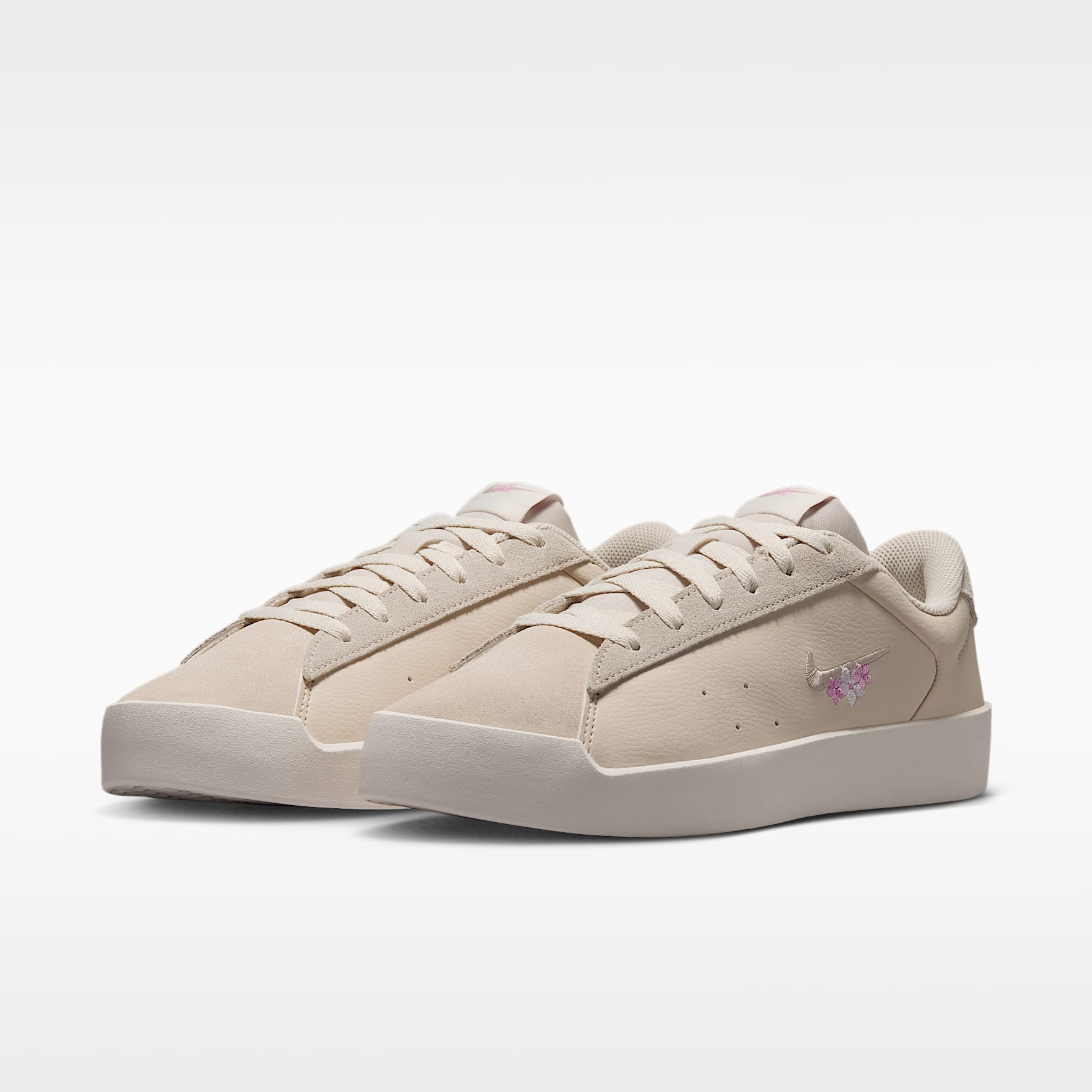 Nike Court Heritage SE "Stitched Floral" Schuh (Damen) – Light Orewood Brown/Phantom/Bleached Lilac/Cream II