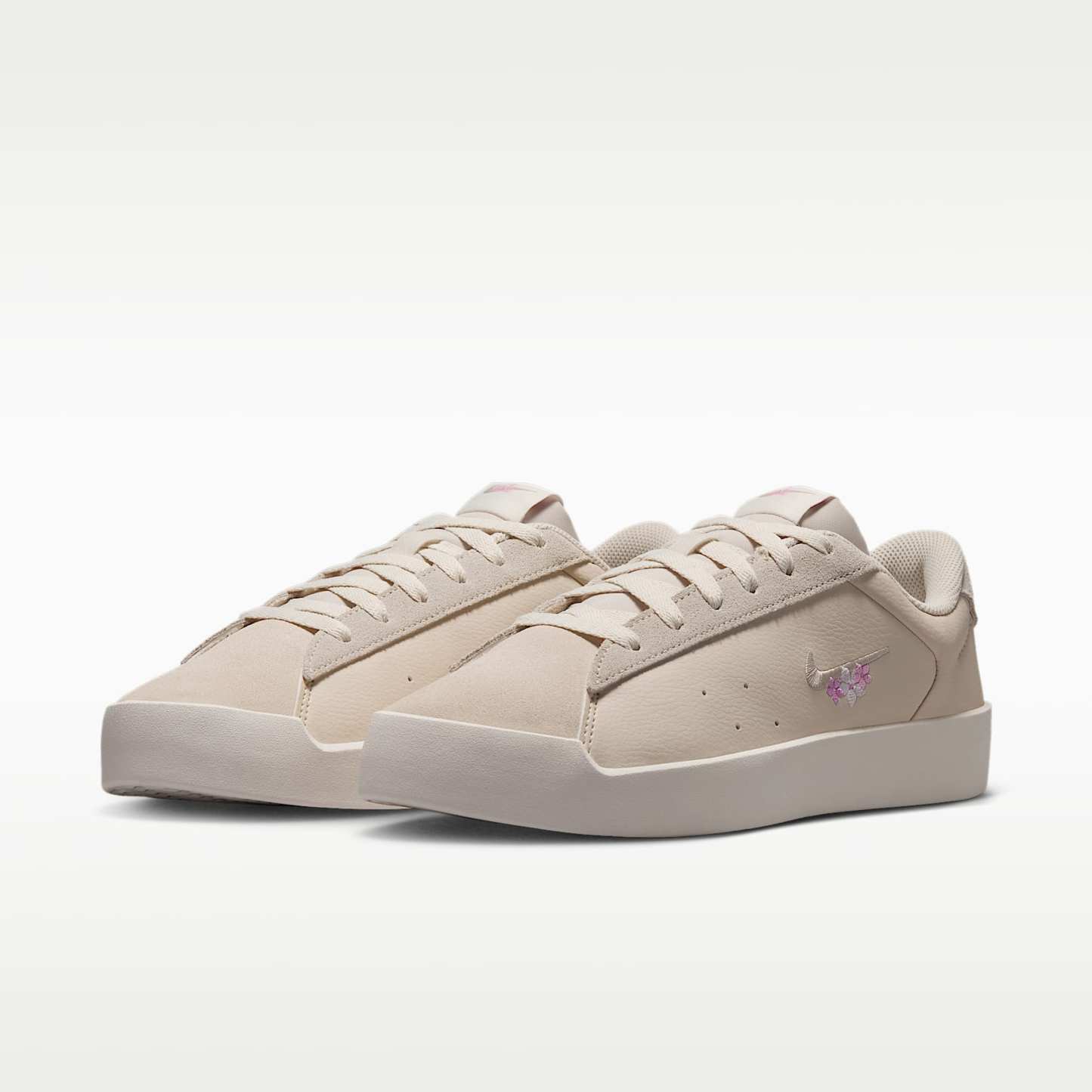Nike Court Heritage SE "Stitched Floral" Schuh (Damen) – Light Orewood Brown/Phantom/Bleached Lilac/Cream II