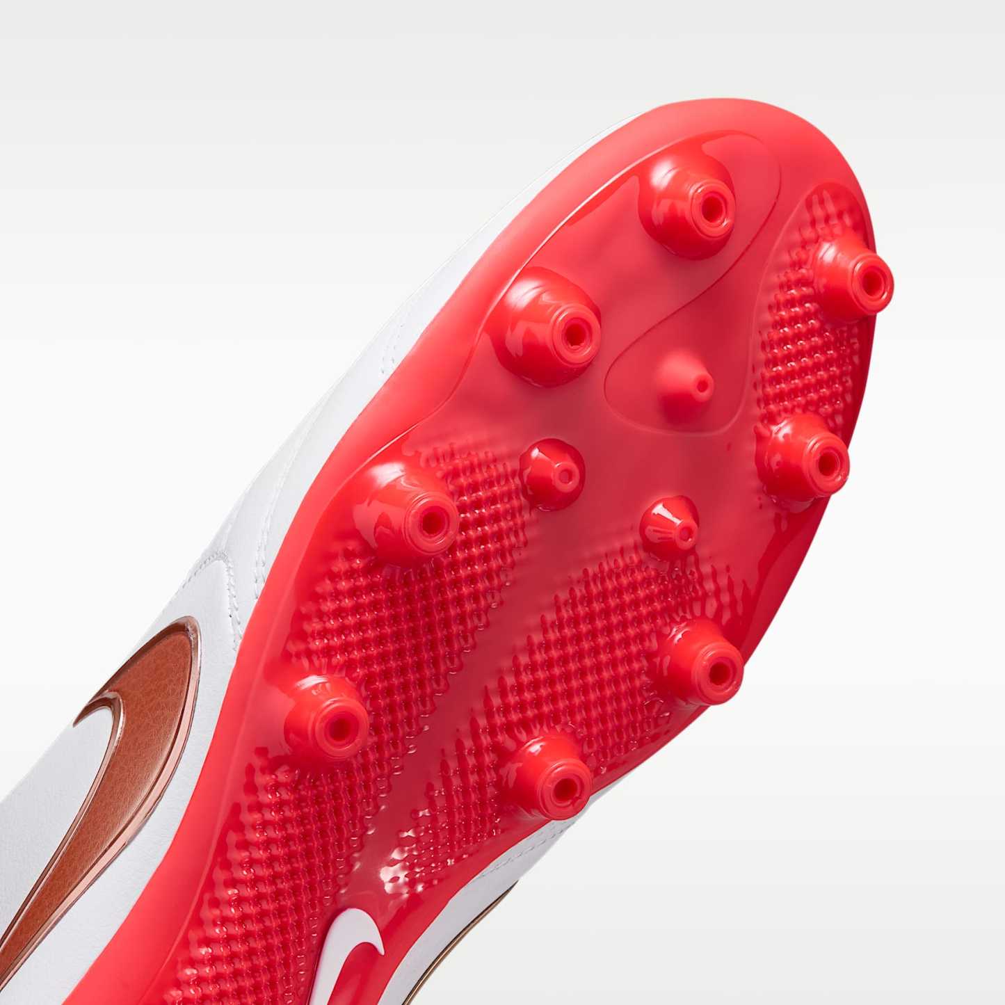 Nike Tiempo Ligera Pro Low-Top-Fußballschuh für Kunstrasen – Weiß/Bright Crimson/Blur