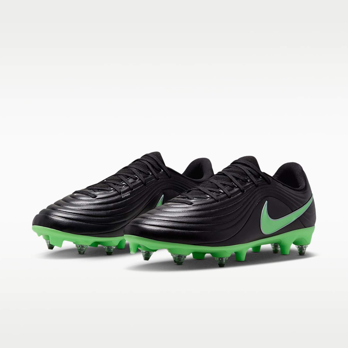 Nike Tiempo Maestro Academy Low Top Fußballschuh für weichen Rasen – Schwarz/Schwarz/Illusion Green