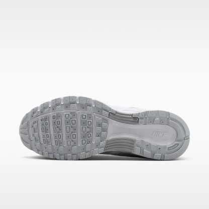 Nike P-6000 Schuh (Damen) – Metallic Summit White/Pure Platinum/Wolf Grey/Weiß