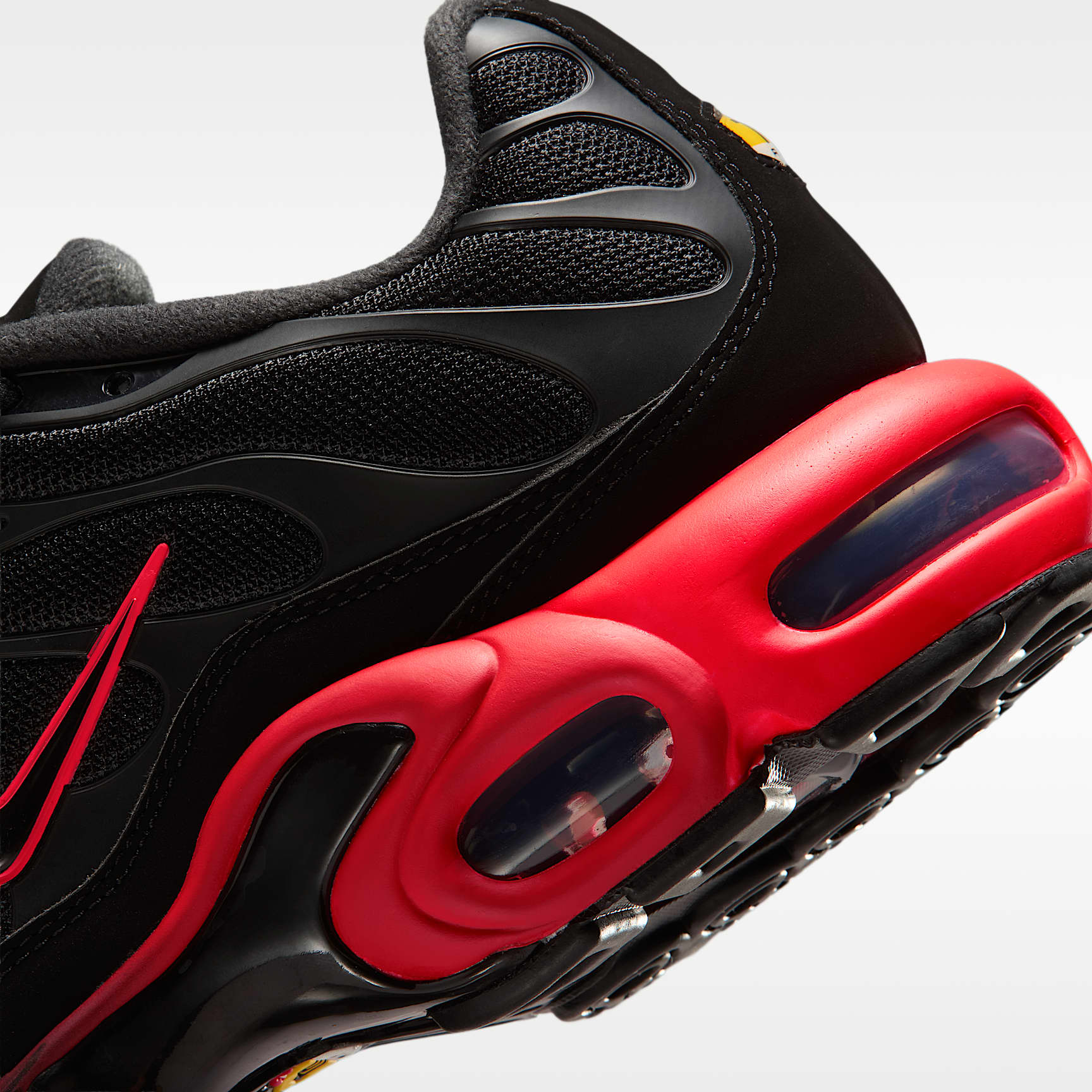 Nike Air Max Plus Schuh (Herren) – Schwarz/Bright Crimson/Schwarz/Schwarz