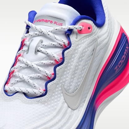 Vomero Plus SE Straßenlaufschuh (Damen) – Weiß/Concord/Hyper Pink/Metallic Silver