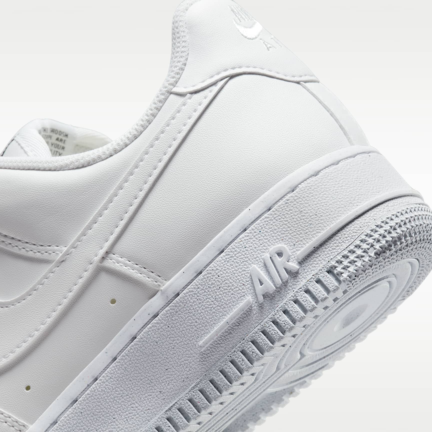Nike Air Force 1 '07 SE Suede Damenschuh – Weiß/Schwarz/Metallic Silver/Weiß