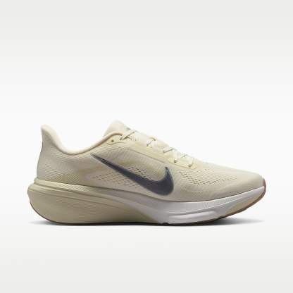Nike Pegasus 42 Straßenlaufschuh (Herren) – Coconut Milk/Light Khaki/Gum Light Brown/Metallic Silver