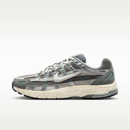 Nike P-6000 Schuh – Flat Pewter/Light Iron Ore/Metallic Silver/Weiß