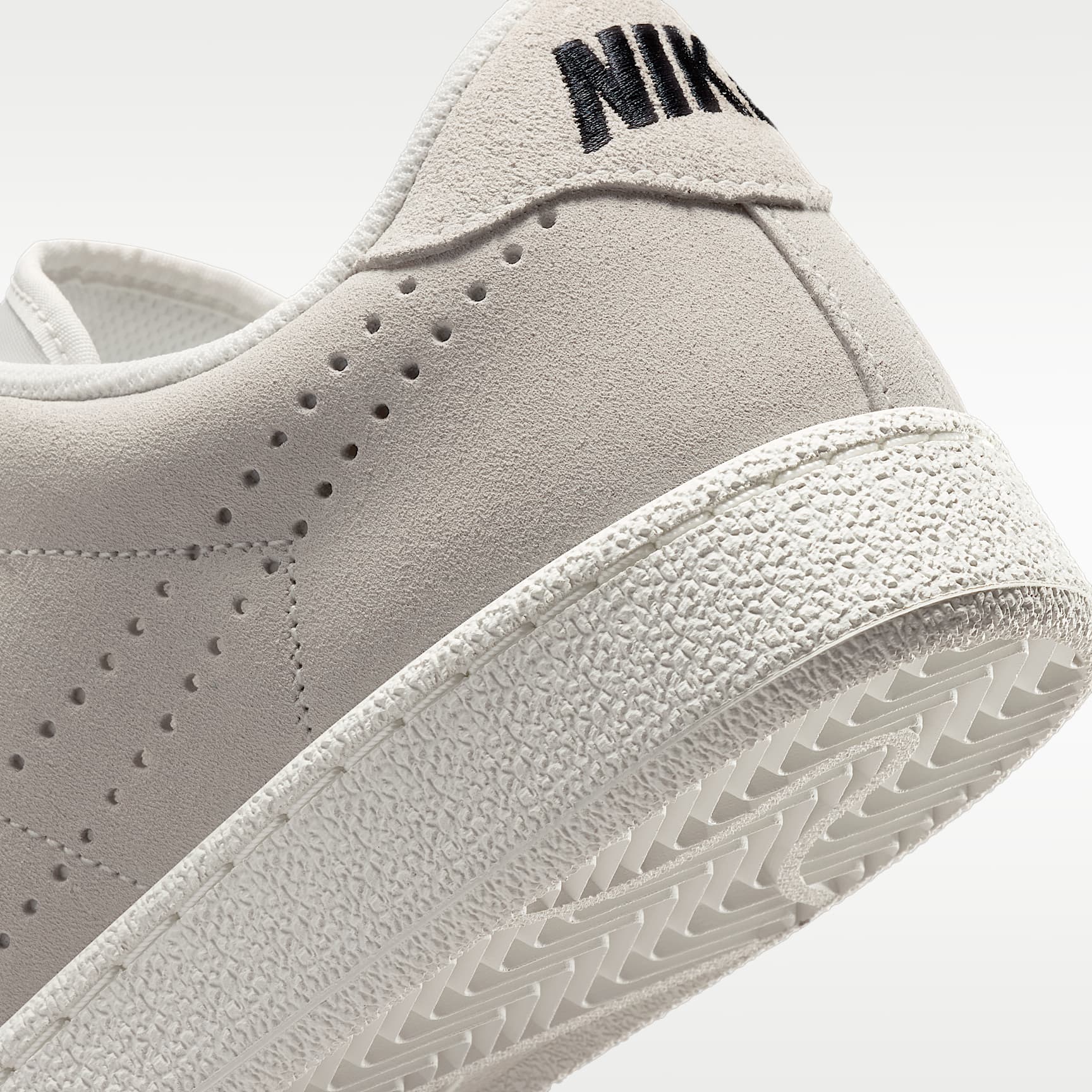 Nike Tennis Classic Damenschuh – Sail/Schwarz/Sail