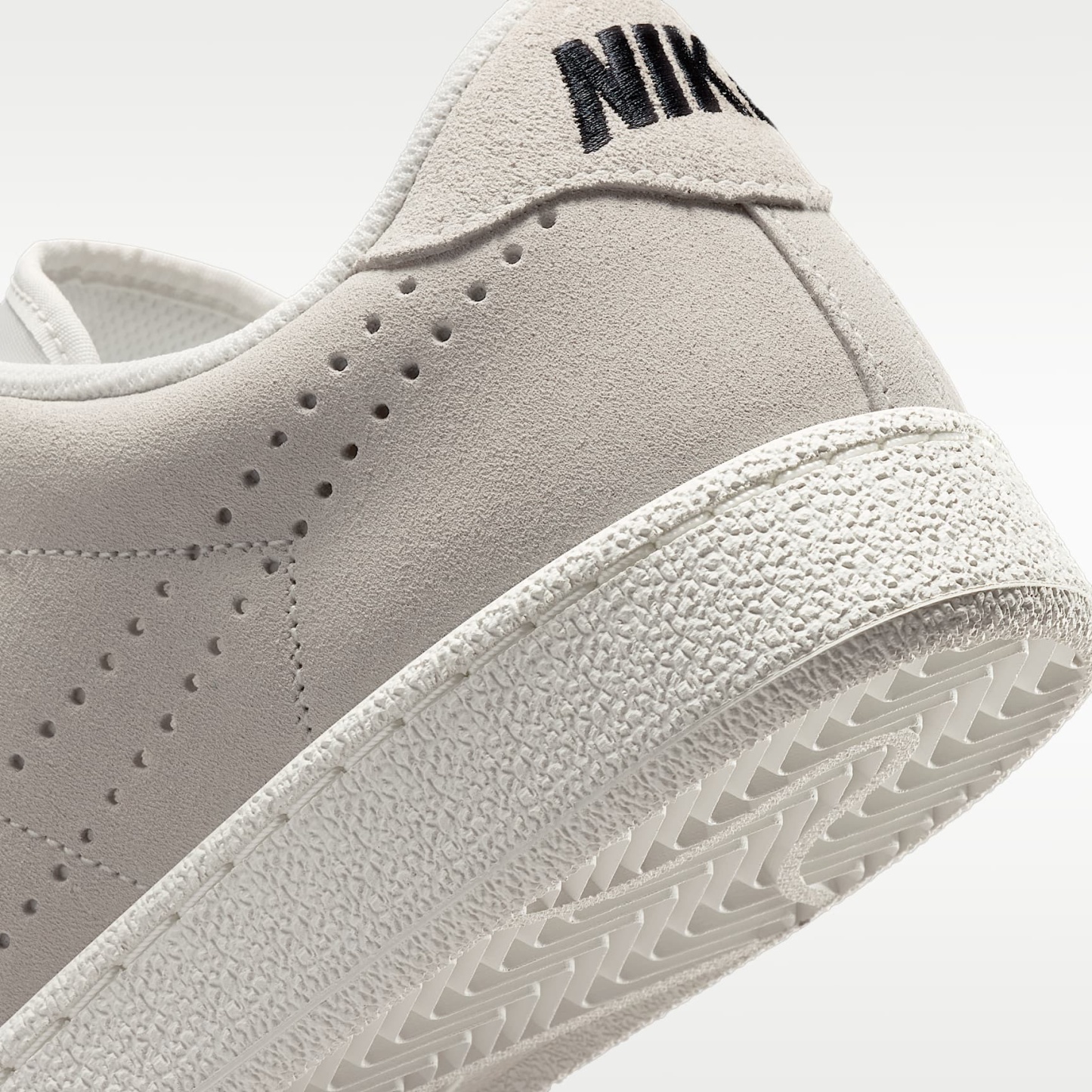 Nike Tennis Classic Damenschuh – Sail/Schwarz/Sail