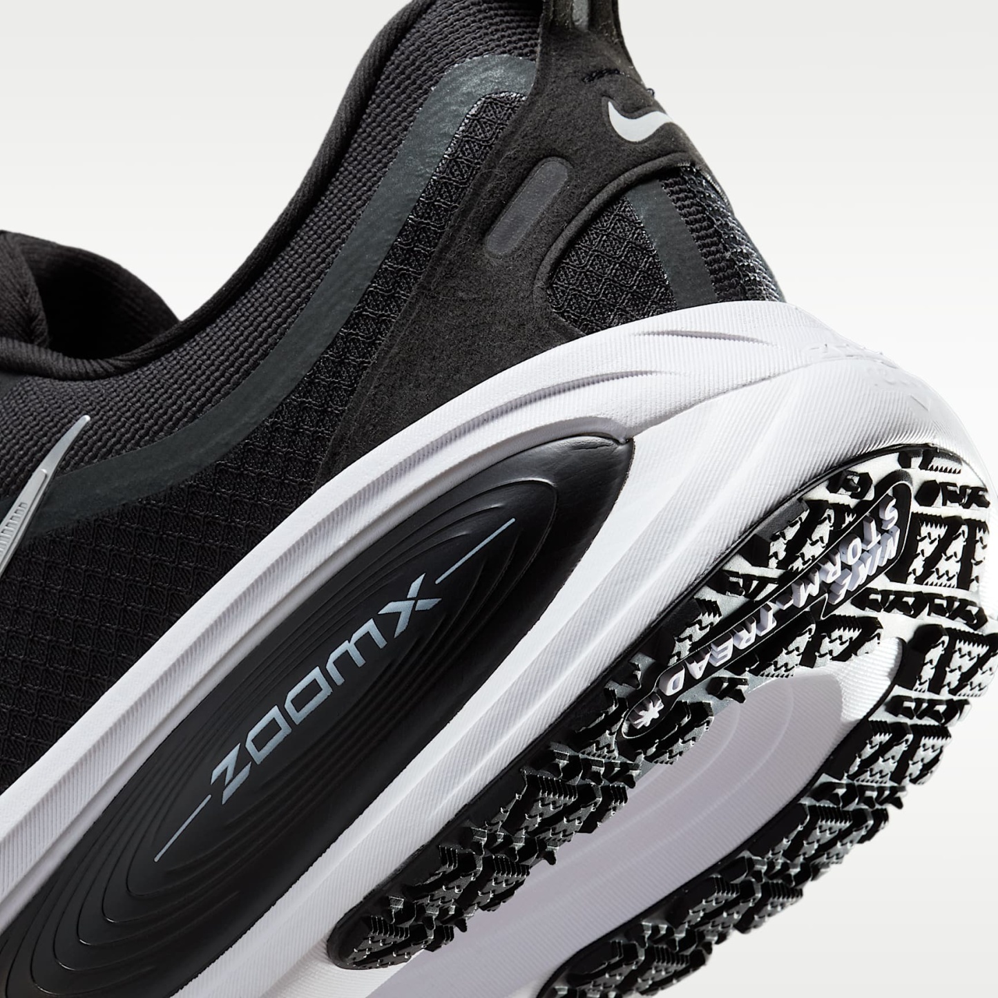 Nike Vomero 18 GORE-TEX wasserdichter Straßenlaufschuh mit reflektierenden Akzenten (Herren) – Schwarz/Anthracite/Weiß/Metallic Silver